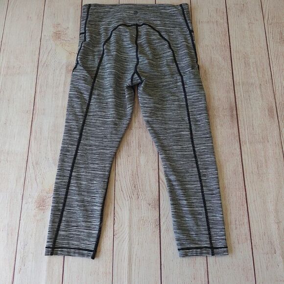 Athleta Ultimate Linear Lines Capri sz S - Picture 5 of 12